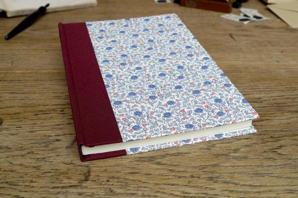 Notizbuch mit romantischem Einband, blaue Rosen, Leinenrücken bordeaux